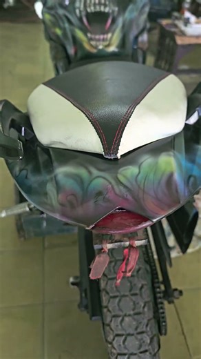 Aerografia en motos. Decorado con rostro de Jocker y Chucky.