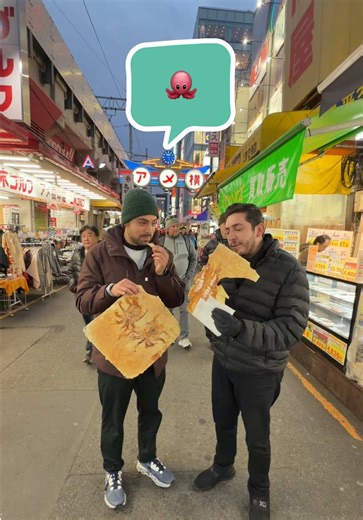 Probando galleta de pulpo en Japón 🇯🇵