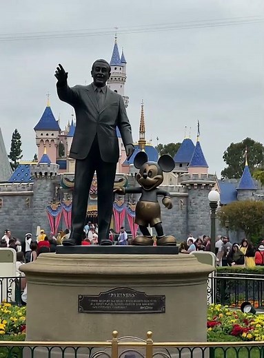 Mickey mouse dancing at #disney #disneyland