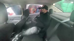 Florin Salam a fost scos din sediul Poliției cu cătușe. A fost reținut pentru 24 de ore. Trei denunțuri sunt pe numele lui, pentru înselătorie. Salam promitea cântări, lua bani de avans și nu presta, susțin polițiștii și procurorii. | Sonia Simionov