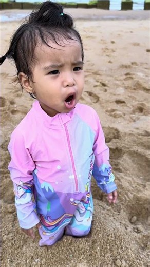 SH - Em gái tội nghiệp bị mắc chân dưới cát || Kind little sister #shorts