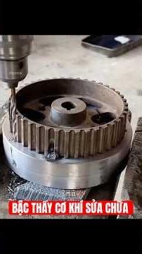 Unbelievable! A mechanic is using a lathe like a milling machine to machine the valve train gears...