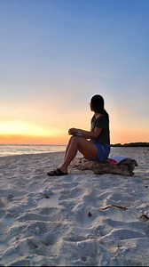 6.2K views · 1.3K reactions | all of the things i love (ocean, sunsets, and books) in one frame 冀 i had the entire beach to myself during this time which made this reading sesh even more perfect 﫶 #booklover #bookstagram #oceanlife #sealife | Iggy Miranda | Facebook