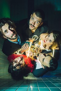 Στο θέατρο Olvio θα παρουσιασθεί η επιτυχημένη παράσταση «Οι Μεθυσμένοι» του Ivan Vyrypaev, σε σκηνοθεσία Ανδρέα Παράσχου.