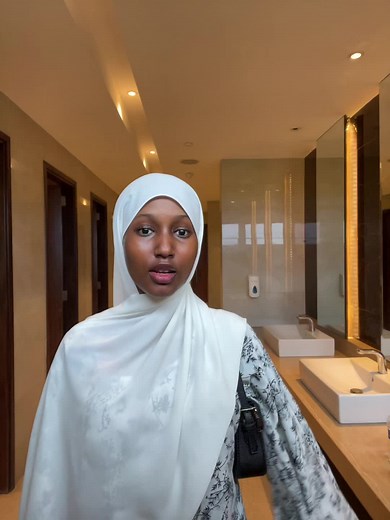 Off white is smm less scarier than pure white frr #somalitiktok #fypシ゚ #hijabstyle