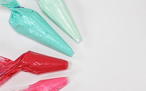 How To Colour Buttercream - British Girl Bakes