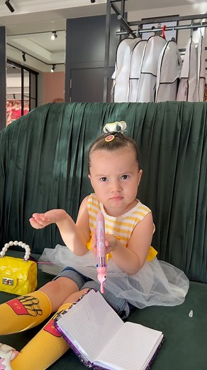 Milana Barbie on Instagram: "MashallahKo’z tegmasin. Milanani birinchu eng uzun so’zi ‘’Ocholmayapman’’ bo’ldi. Doim qisqa gapirar edi.Ayniqsa ada,mama,mommy,daddy,wow, toy toy ,nyam nyam,lyalya ,habibi,bo’bo’s ,o’tir ,myauv,suv degan so’zlarni juda ko’p ishlatadi.殺"