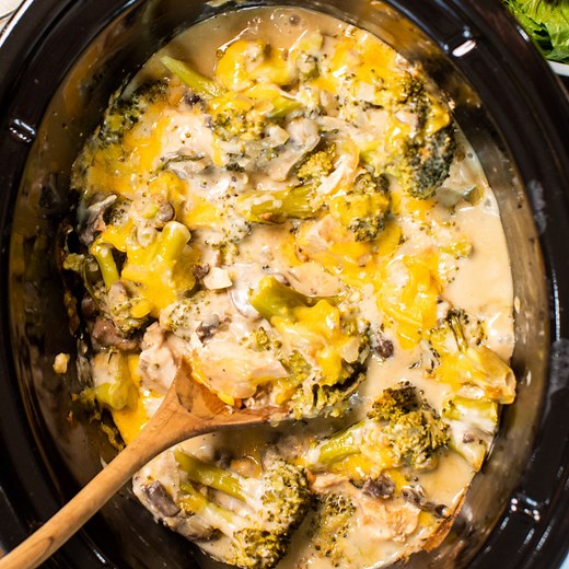 This Cheesy Brococli Chicken is such an easy meal to throw into the slow cooker! Recipe: https://www.themagicalslowcooker.com/slow-cooker-cheesy-broccoli-chicken/ | The Magical Slow Cooker