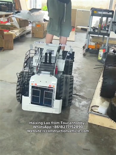 The world's largest wheeled loader, take a look at the replica of the 1/14 scale RC hydraulic loader L2350. With a weight of 150KG, it is powerful enough to support the weight of an adult man! Can your model do that? #RCmodel #RCworld #RClife #RClover #RCcommunity #RCtoys #Toucanhobby #Loader