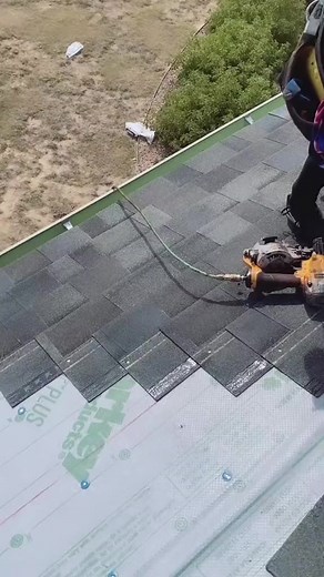 302K views · 8K reactions | IYKYK! This felt paper is a pain in the A$$  SI SABES SABES! Este papel es fastidioso para instalar 若 #fyp #roofing #explore #installation | Priscilla La Ruffera | Facebook