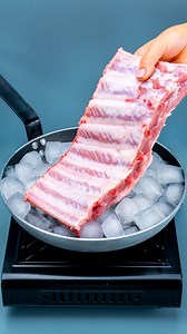 53K views · 164 reactions | Nu gati costite pana nu vezi acest truc care cucereste lumea! Ingrediente: costițe de porc: 800 g cuburi de gheață: 200 g făină: 200 g unt: 30 g ceapă: 3 buc sare: 10 g piper negru: 7 g boia de ardei dulce: 7 g ierburi de provence: 5 g cimbru uscat: 10 g bere: 200 ml usturoi: 2 căței ciuperci: 250 g broccoli: 100 g fulgi de ardei iute: 5 g sos de soia: 20 ml oțet: 10 ml sare: 5 g sos de roșii: 80 g ceapă verde: 15 g | Cookrate - Romania | Facebook