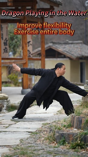 Immerse yourself in the “Swimming Dragon in Water” movement, allowing your body to rediscover its natural flow. With this posture you’ll feel your shoulders and neck release, your waist and back find stability, and your energy freely circulate 💫. At Harmolearn’s online Tai Chi courses, we focus on every detail to help you improve body coordination, boost your concentration and release stress 🙌. Join us now, begin your Tai Chi wellness journey, strengthen your body and calm your mind 💚. #Balan