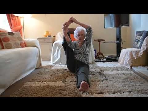 The 90-year-old woman who can do the splits