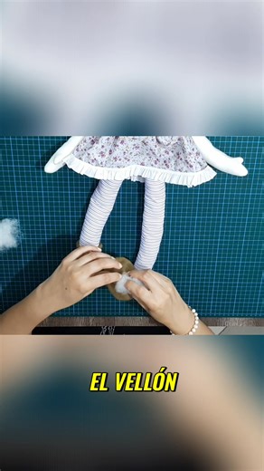 Aprende a hacer moñitos y muñecas fácilmente con este tutorial paso a paso. ¡También hay un tutorial express en la fan page! Vamos a terminar nuestra muñeca colocando los zapatos y las botitas que ya habíamos confeccionado. #Moñitos #Muñecas #Tutorial #DIY #Manualidades | Fannylu Manualidades