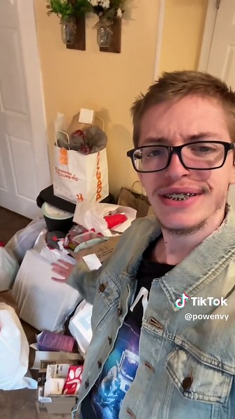 Cleaning My Room as a Roblox Streamer | Surprise Cleaning Results!