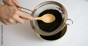 Extracting coffee using metal filter net