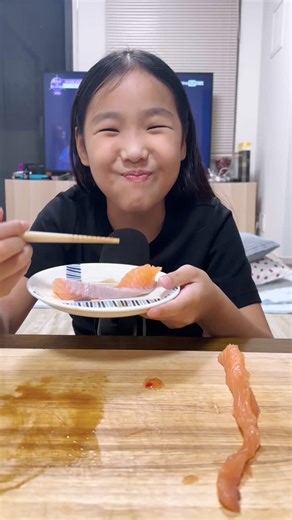 さくありちゃんねるsakuali ch on Instagram: "サーモン食べ比べ ASMR✨ #さくありちゃんねる #fyp #asmr #さくらこ #js4 #サーモン #salmon #モッパン #tiktok #爆笑 #ご飯 #美味しい"