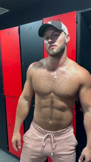 Soy Dario on Instagram: "Lockers room 🤩❤️‍🔥 @reillygolden346 @reillysterlinggolden . . . #lockersroom #locker #vestuarios #vestidores #gym #gymmotivation #gymlife #gymrat #gymbro #gymmemes #memes #reels #reelsinstagram #humor #comedia #fyp #viralvideos #viral #smartfit"
