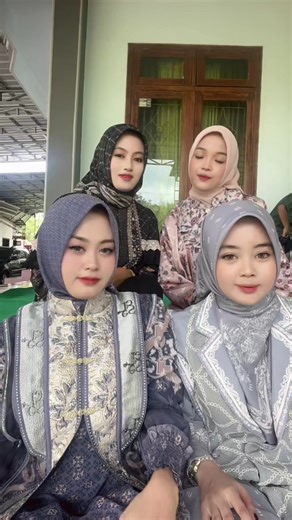 Fashionable Batik Designs by Lina Sukijo & Mandjha Ivan Gunawan