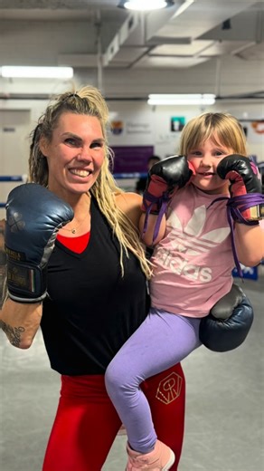 Mikaela Lauren - Online coach on Instagram: "Så underbart att ”slå” in det nya året tillsammans med Nikita idag 🙌❤️💥🥊👭💫 Sådan mor sådan dotter 😜 Vi har t.o.m. samma fantastiska handgjorda italienska handskar från ”The Godfather of boxinggloves” @dinardoatelier ❤️🥊 Min älskade lilla minifighter börjar ju faktiskt ”slå lite mer på riktigt” nu oxå och lära sig lite 😍 Enligt mig finns det verkligen ingen roligare och bättre träning än b