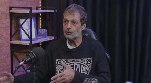 Eduardo Marinho on Instagram: "Uma observação um pouco mais profunda é suficiente para perceber que as condições das periferias - sem direitos, sem saneamento, sem escolas decentes, sem formação nem informação, sob repressão permanente, sob agressão muitas vezes, com destino à exploração extrema - são promovida pelas elites dominantes e seus cúmplices nas classes altas e médias, que ganham em cima e exploram ao máximo a pobreza. A prática cotidiana é manter a miséria e a pobreza, pra manter subm