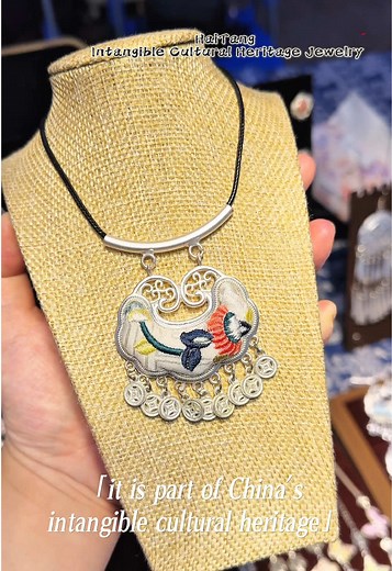 The love lock is one of the most classic tokens of affection in ancient China. Giving it to your sweetheart symbolizes longing and a happy reunion, and it’s also called the “childhood lock.” Giving it to a kid means wishing them good luck, health, safety, and happiness.