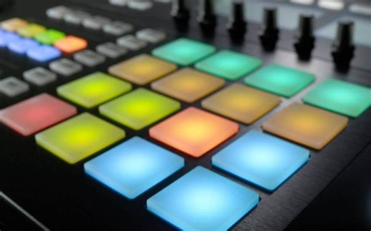 Jeremy Ellis plays NI Maschine Studio