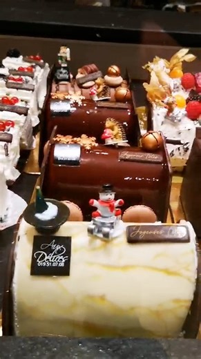 🎄✨ L’étalage de Noël est prêt ! ✨🎄 Le chef vous emmène en vidéo découvrir notre étalage spécial fêtes, préparé avec soin, passion et beaucoup de gourmandise 👨‍🍳❤️ Cougnous, pains de fête, douceurs sucrées… tout est pensé pour embellir vos tables et régaler petits et grands. Chaque produit est le fruit d’un travail artisanal, de longues heures de préparation et d’un immense amour du métier. Les commandes sont ouvertes : n’hésitez pas à passer en magasin ou à nous téléphoner pour préparer vos 