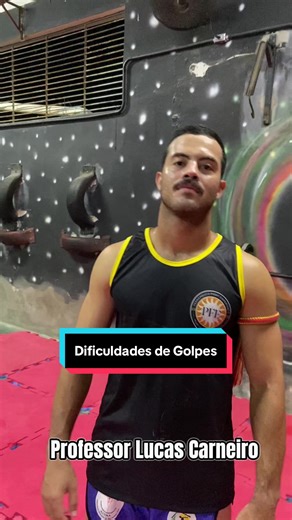 No Muay Thai, cada golpe traz um desafio diferente. Segue alguns exemplos citados no vídeo: Técnica Dteh Taward Glab Explicação simplificada: Chute circular com meio giro, retornando com o calcanhar, exigindo coordenação e controle do corpo. Técnica Khao Loy Explicação simplificada: Joelhada aplicada com salto, que exige equilíbrio, tempo de entrada e precisão no ataque. Técnica Kradot Dteh Explicação simplificada: Chute executado com salto, utilizando explosão e ajuste correto da distância para