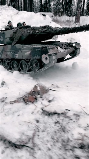 German Leopard tank forces through the snow #rctank #leopard #military #henglong #tongde #tamiya