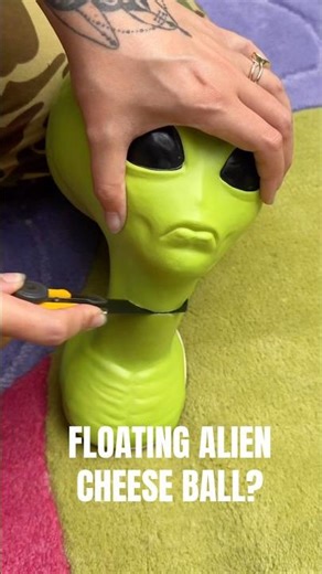 A glowing floating alien head 👽 using cheese ball container!! Halloween is soon but this is forever