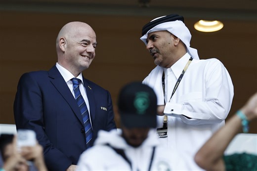 Saudi-Arabië onthult futuristisch stadionplan: voetbal 350 meter boven de grond