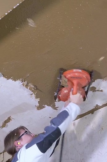 #wallpaper #strip #stripping #gadget #diy #homeimprovement this is how wallpaper gets removed.