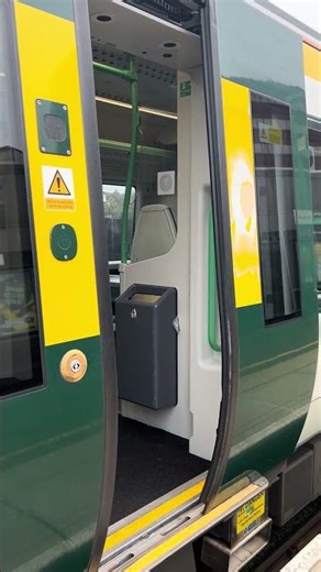 Southern class 377 doors closing