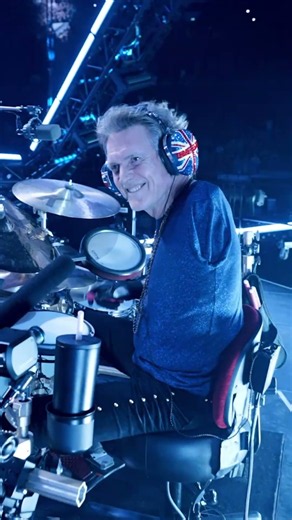 The guys celebrate 45 years of High 'n' Dry, close out the Europe leg of tour, and more!