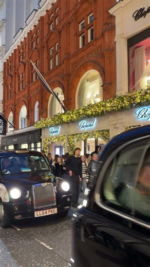 London Christmas taxi ride on Bond Street feels straight out of a movie #BondStreetXmas #london