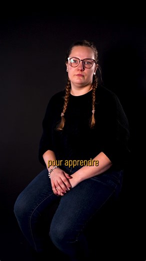 🎓 Camille a 35 ans. Elle est enseignante. Chaque jour, elle forme nos enfants et prépare la société de demain. Augmentation du temps de travail sans salaire en plus, emplois supprimés, pression accrue en cas de maladie, fin de carrière plus difficile, double saut d’index, pensions revues à la baisse… Pour nous, les priorités sont claires : ✔️ Respecter le travail des enseignants ✔️ Garantir des pensions dignes ✔️ Investir dans l’école plutôt que l’affaiblir ✔️ Pas de réformes sans concertation 