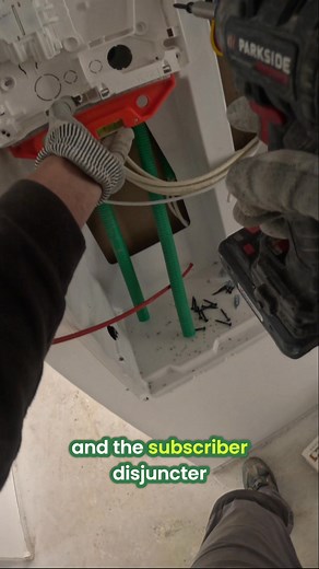 Amis, suivez attentivement le calibrage du disjoncteur Linky à 45 amps, une norme imposée par Enedis. Le respect des hauteurs d'accessibilité est également crucial. Soyez rigoureux pour éviter tout refus d'installation. Une installation parfaite garantie ! #Linky #Enedis #InstallationElectrique #NormesElectriques #Electricien #CompteurLinky #BranchementElectrique | Autonomie électricité