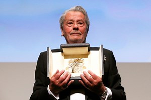Festival de Cannes 2019 : Alain Delon, ému aux larmes, reçoit une Palme d’or d’honneur