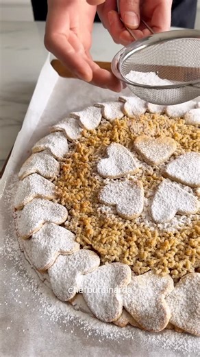 Burçin Arda|Pastry Chef on Instagram: "Elmalı Turta❤️🥧 Malzemeler Su bardağı ölçüm 200ml Tenceremin kapağı 27cm 500 g un(4 su bardağı) 5 g kabartma tozu(1 dolu dolu çay kaşığı) 5 g vanilin(1 paket) 80 g pudra şekeri(4 dolu yemek kaşığı) 75 ml sıvı yağ(7,5 yemek kaşığı) 150 g tereyağ(Oda sıcaklığında) 75 g yoğurt(1 dolu yemek kaşığı+1/2 yemek kaşığı) 1 yumurta 1 çay kaşığı tarçın(Sonrdan kalan yarısına ekledim siz unutmayın😬) Elmalı Harç İçin 4 büyük elma(Küp küp doğra) 5,6 damla limon suyu 4 y