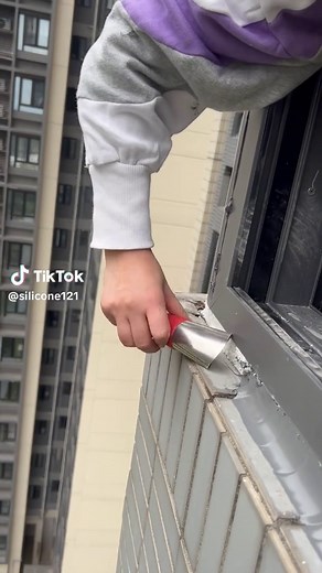 Effective Window Sealing with a 40mm Caulking Nozzle
