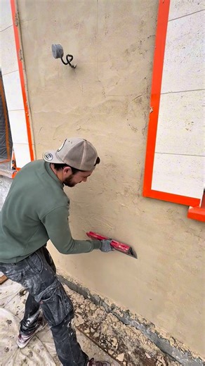 Robin Renov’ on Instagram: "Rénover sa façade avec l’enduit monocouche décoratif extérieur @parexlanko_officiel / @sika_france ✨ . 👉🏼 Enduit monocouche semi-allégé PAREXI PLUS, pour l’imperméabilisation et la décoration des parois verticales extérieurs et intérieurs en maçonnerie ou béton. . . . Collaboration commerciale #PAREXLANKO #ParexiPlus #CEGECOL #Carroflex #sikafrance"