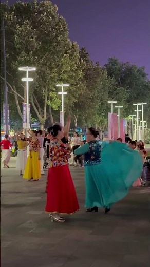 The retired Chinese aunt who dances Xinjiang dance at night #chinatravel