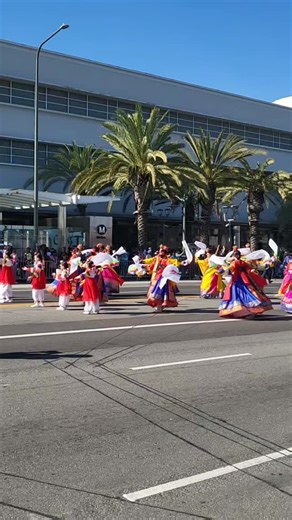 김응화 무용연구소 Kim Eung Hwa & Korean Dance Academy on Instagram: "2026 King Day Parade celebrating Martin Luther King Jr. Day #kimeunghwakoreandance #김응화무용단 #kingday #kingdayparade #mlkday"