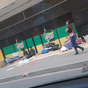 😨WATCH: Homeless people sleep outside ANC's Luthuli House in Johannesburg. Click the link to read the story: https://ow.ly/T83m50RqIQp #ANC #SAPolitics #SAElections24 #homelessness #unemploymentcrisis #housingcrisis #poverty Watch the video here⬇️ | The Citizen News