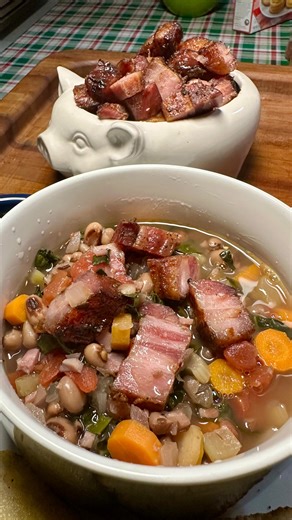 Misty Banchero on Instagram: "Smoky black-eyed pea soup, simmered with meaty pork bones and finished with smoked pork belly. A little tradition, a lot of flavor. @royaloakcharcoal doing what it does best, sealing in every bit of that smoky goodness. Are you cooking up Black Eyed Peas for New Years?? ⬇️ LMK ✨ Ingredients 1 lb dried black-eyed peas, soaked overnight (or 2 cans, drained) 2 Tbsp olive oil 1 c smoked ham, diced 4 rainbow carrots, sliced or diced 4 ribs celery, diced 1 yellow onion, d