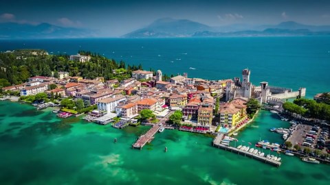 Survol de Sirmione en drone, joyau médiéval du lac de Garde, Italie