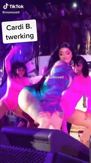Cardi B twerking live performance 🍑💦🤤