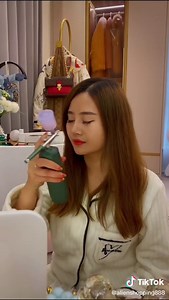 Take a look at the girl who lives alone after she gets home from get off work