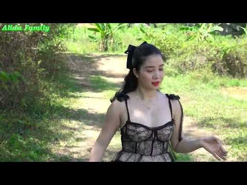 Alida made the steamed squid with lemongrass, ginger, and the recipe to cook the right dipping sauce